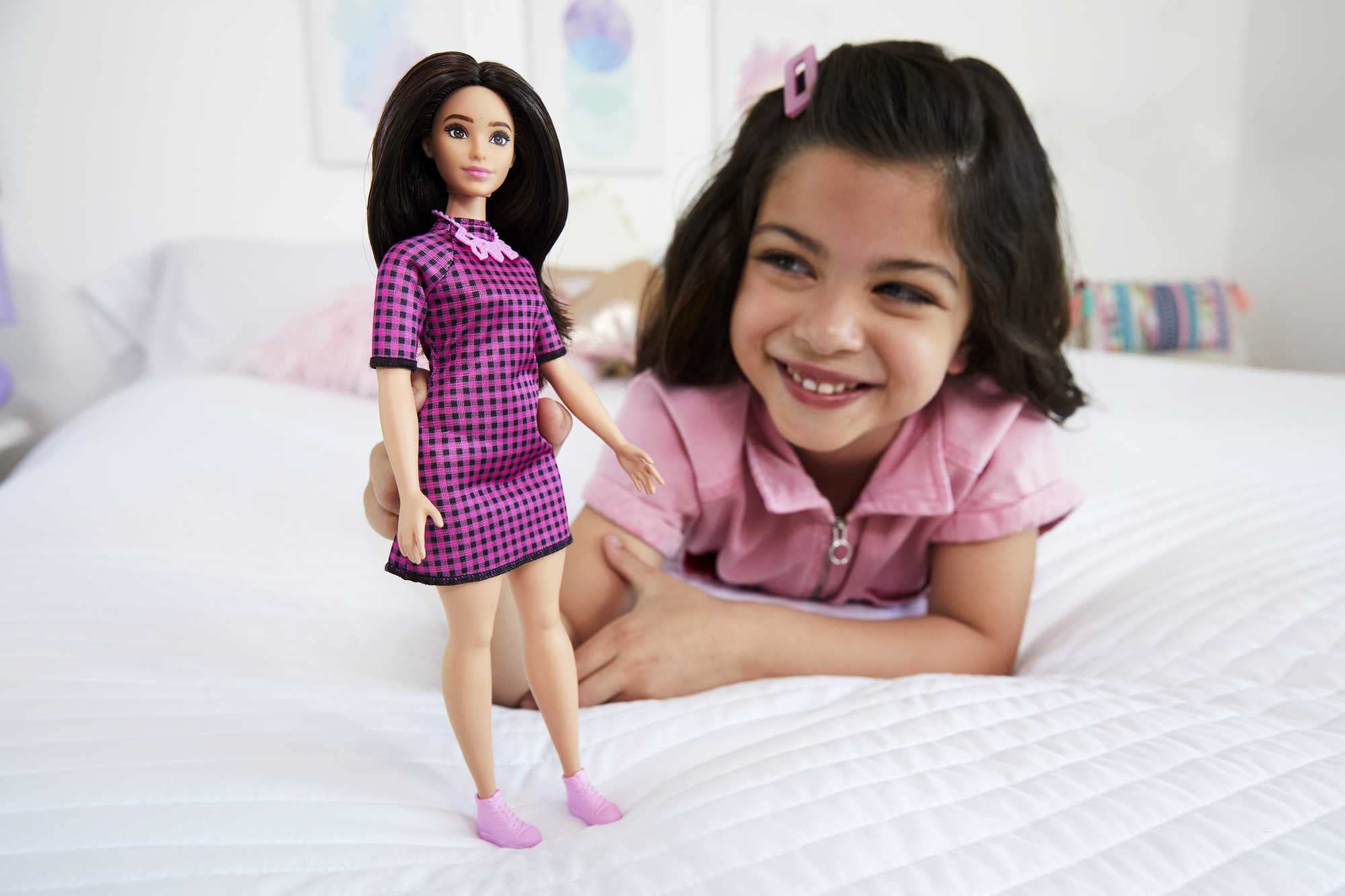 Barbie Fashionistas Doll #188, Curvy, Black Hair, Pink & Black Checkered Dress, Love Necklace, Pink Sneakers, Toy for Kids Ages 3 and Up - Image 5