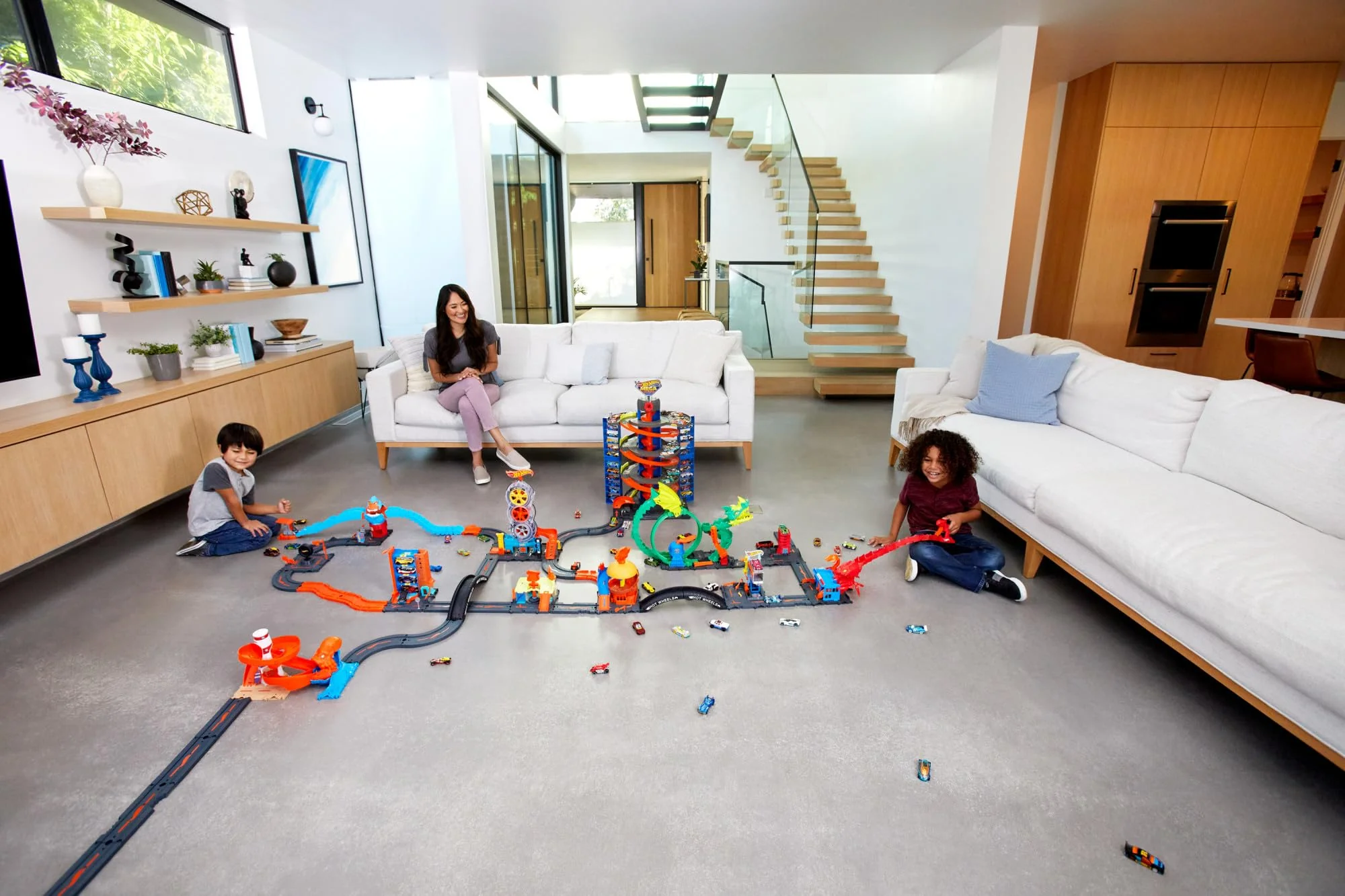 Hot Wheels City Expansion Track Pack, 10 Piece Set Includes Track Base & Various Track Pieces to Build a Cityscape, with 1 Hot Wheels Car, Connects to Other Sets, For Kids 4 Years & Up - Image 5