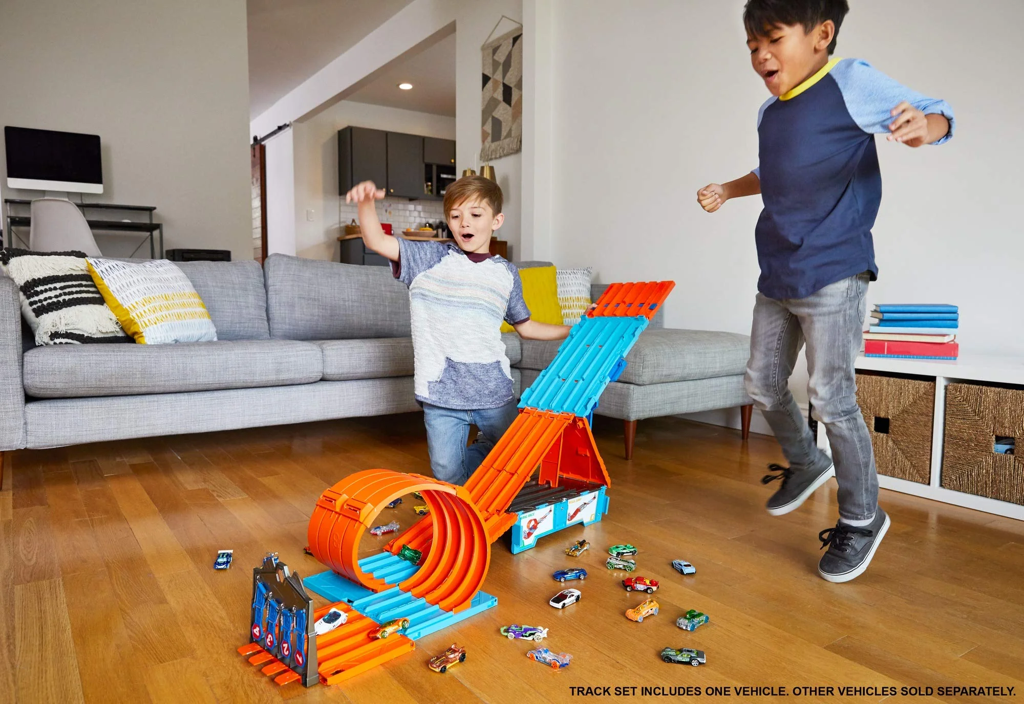 Hot Wheels Race Crate With 3 Stunts in 1 Set Portable Easy Storage Ages 6 To 10 - Image 8