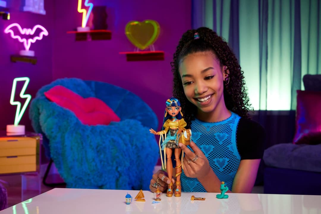 Monster High Cleo De Nile Doll in Golden Blouse & Layered Skirt Includes Pet Cobra Hissette & Accessories Like a Backpack, Snack & Scroll - Image 5